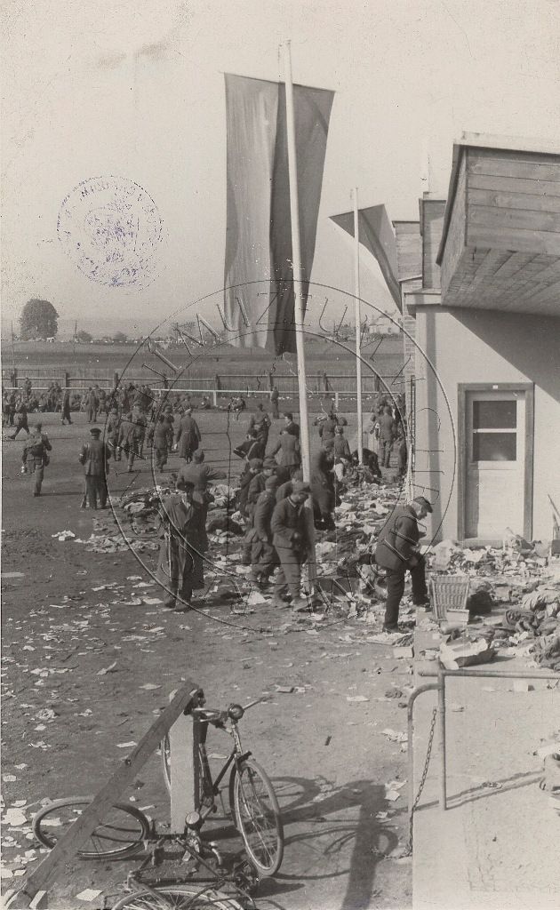 17. Němečtí zajatci na fotbalovém stadionu