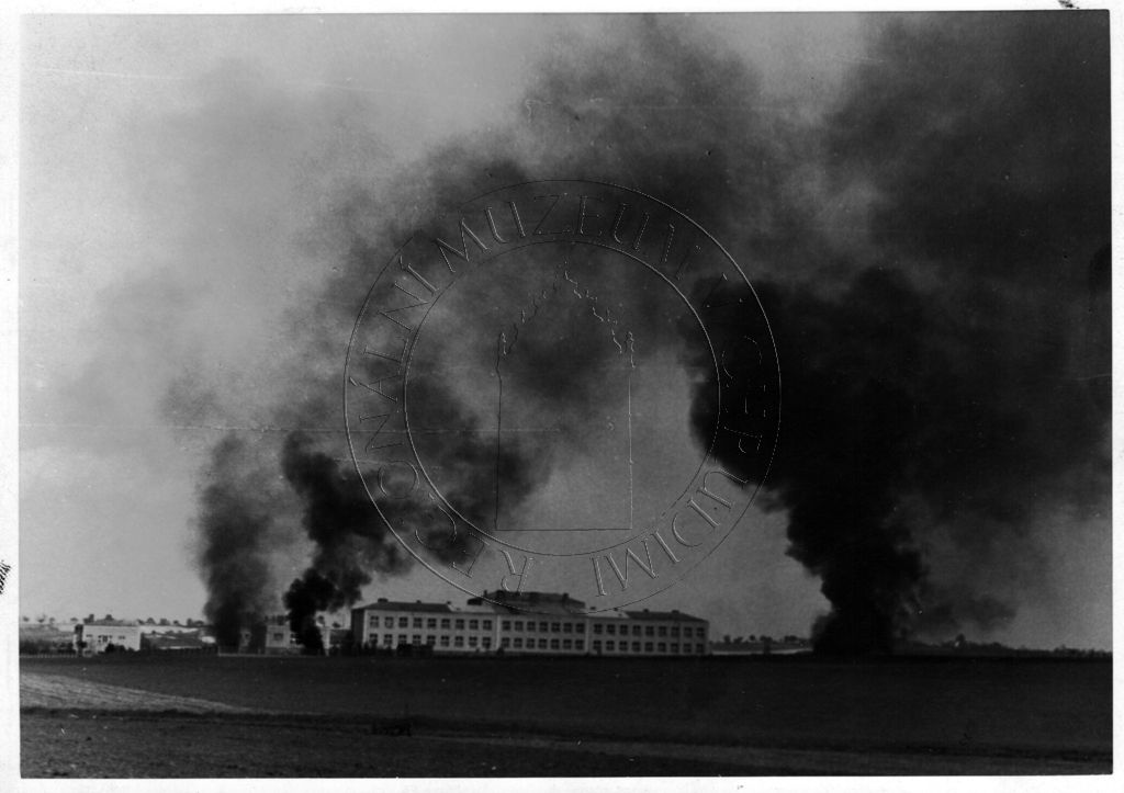 4. Letiště zapálené prchajícími Němci